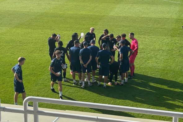 Fußballer auf dem Platz beim Spiel der AS Eupen gegen RFC Seraing