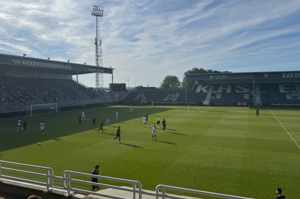 Fußballer auf dem Platz beim Spiel der AS Eupen gegen RFC Seraing