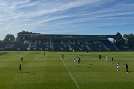 Fußballer auf dem Platz beim Spiel der AS Eupen gegen RFC Seraing