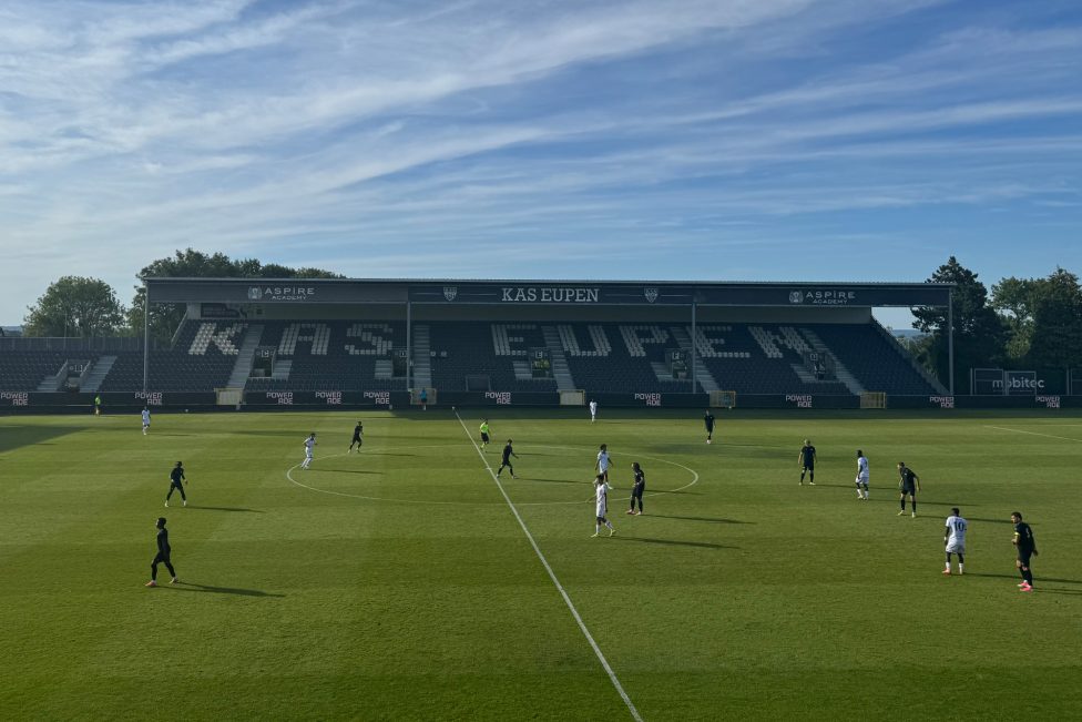 Fußballer auf dem Platz beim Spiel der AS Eupen gegen RFC Seraing