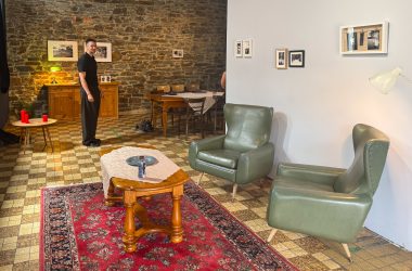 Joschua Heyen steht in der Ausstellung in der Stillen Post