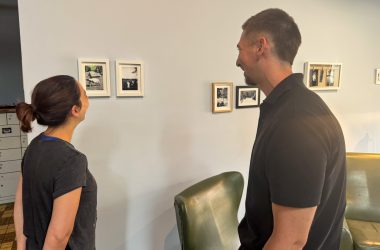 Besucherin und Joschua Heyen betrachten die Bilder in der Stillen Post