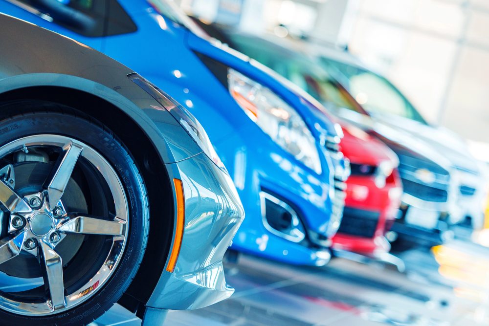 Mehrere Autos in einem Verkaufsraum