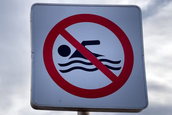 Badeverbot-Schild