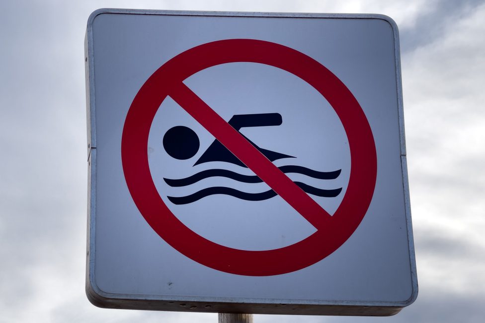 Badeverbot-Schild