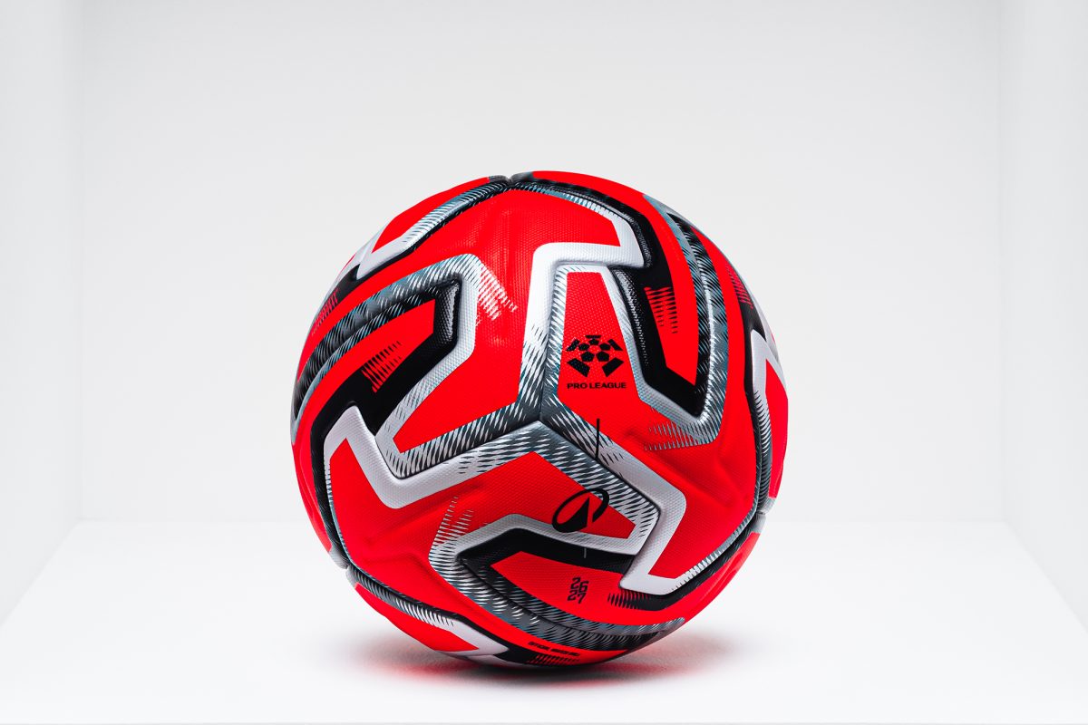Der neue Fußball der ProLeague in der High-Visibility-Variante in orange