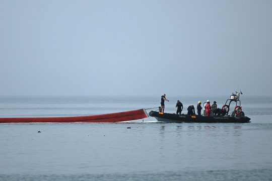 Die spanische Polizei errichtet eine schwimmende Barriere vor Ceuta
