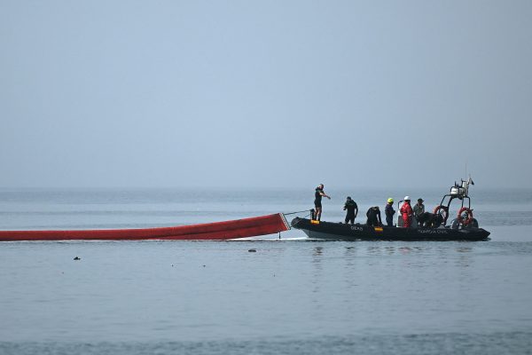 Die spanische Polizei errichtet eine schwimmende Barriere vor Ceuta
