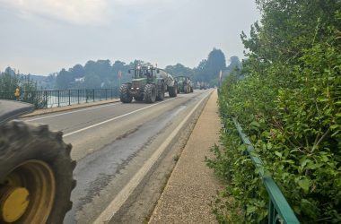 Traktoren mit Wasserfässern auf der Brücke in Robertville