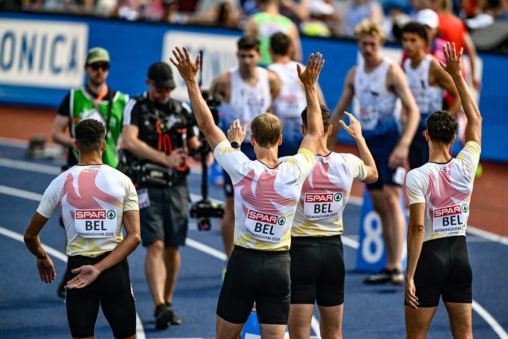 Die "Belgian Tornados" winken für die Pressefotografen am Start des fünften Tages der Leichtathletik-Europameisterschaften