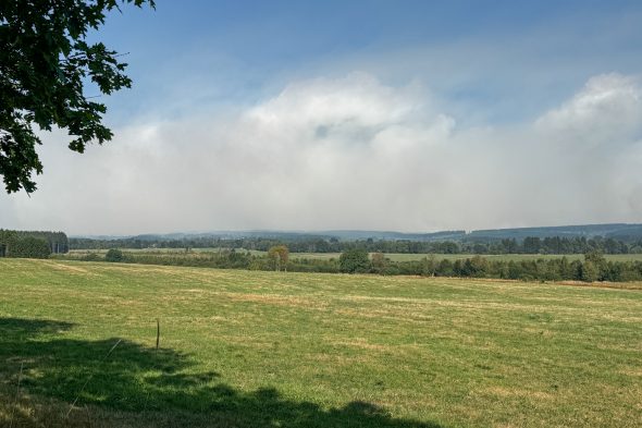 Blick aus Elsenborn auf die Rauchwolke über dem Hohen Venn