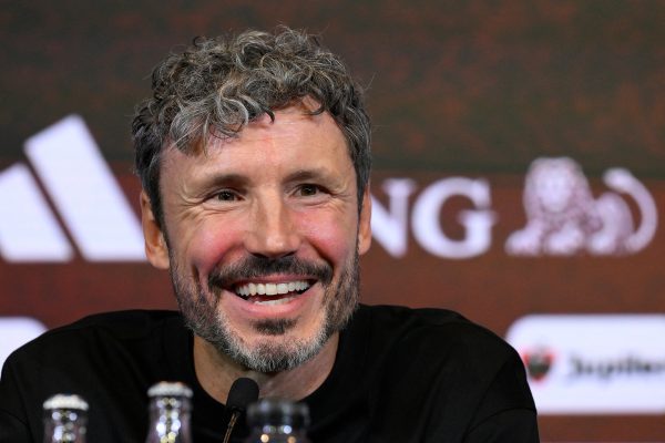 Mark van Bommel bei der Pressekonferenz
