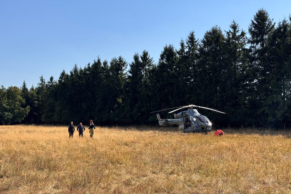 Ein Polizeihubschrauber nach der Landung auf Baraque Michel