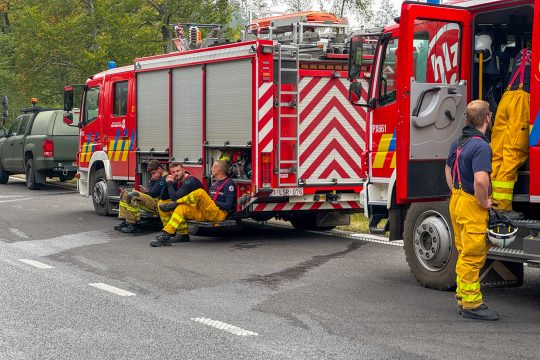 Feuerwehrleute vor Einsatzfahrzeugen