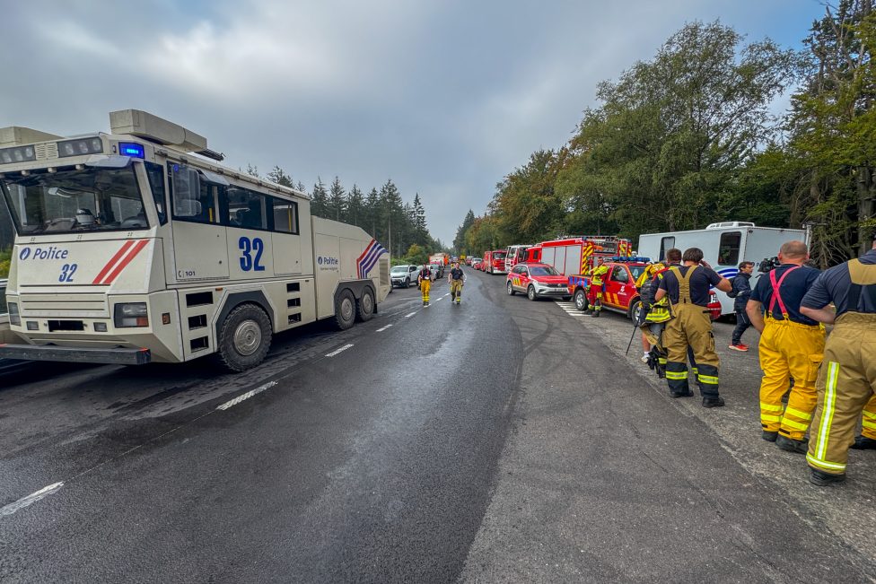 Einsatzkräfte an der Kommandozentrale auf der Vennstraße am Sonntagmittag