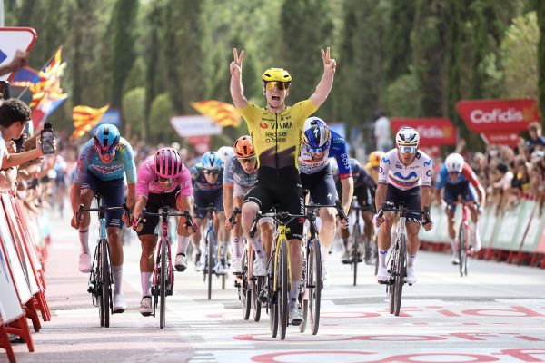 Brennan zeigt das Victory-Zeichen