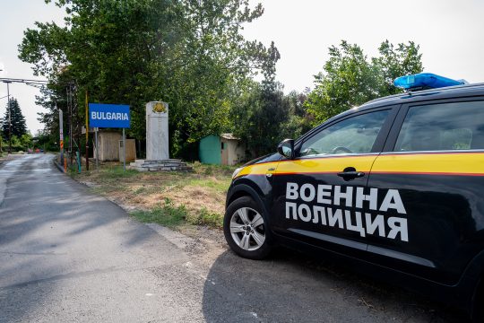 Auto der bulgarischen Militärpolizei, im Hintergrund ein Schild mit der Aufschrift "Bulgarien"