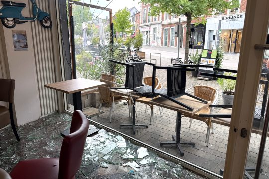 Das kaputte Fenster, Scheiben und Mobiliar