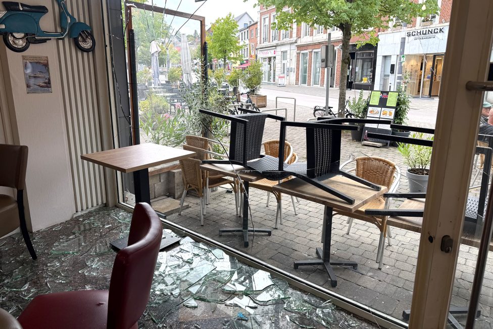 Das kaputte Fenster, Scheiben und Mobiliar