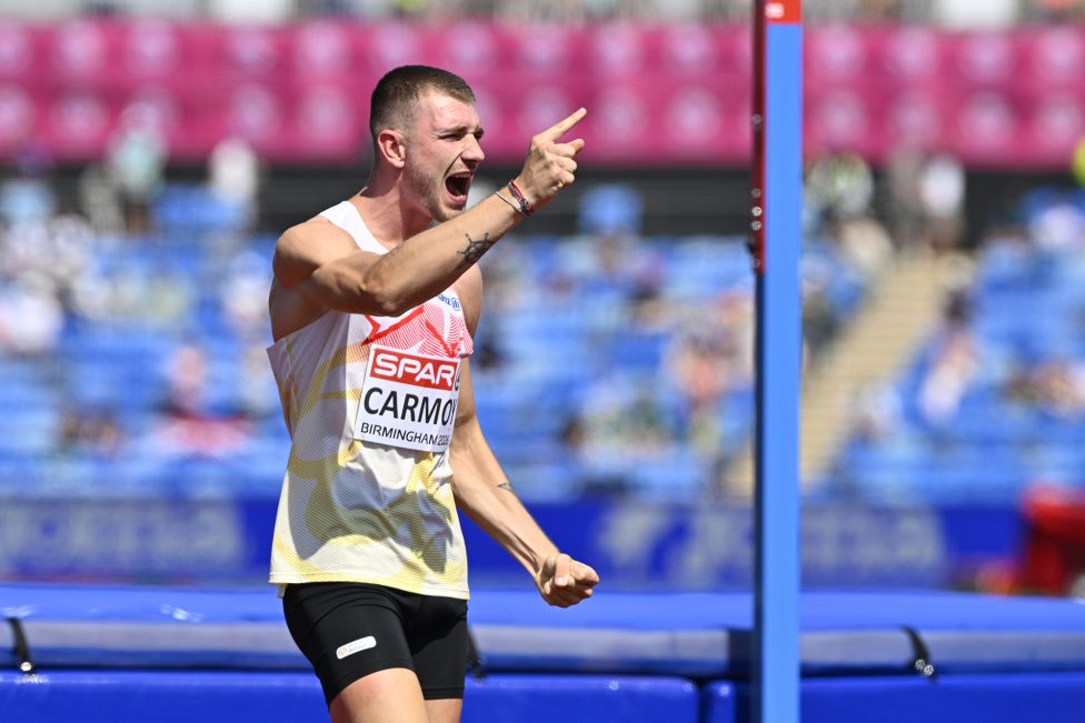 Thomas Carmoy zeigt bei der Leichtathletik-EM in Birmingham jubelnd mit dem Zeigefinger nach oben
