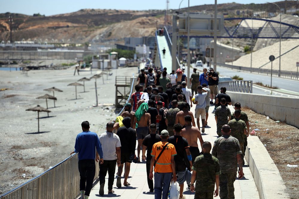 Eine Gruppe von Migranten in Ceuta auf dem Rückweg nach Marokko