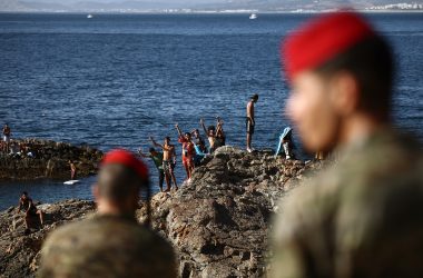 Spanische Soldaten an der Exklave Ceuta beobachten eine Gruppe von Migranten