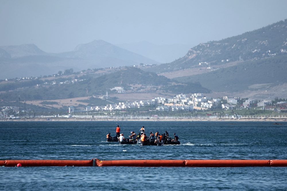 Menschen auf einem Schlauchboot in der Meerenge vor Ceuta