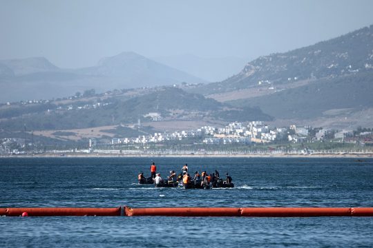 Menschen auf einem Schlauchboot in der Meerenge vor Ceuta