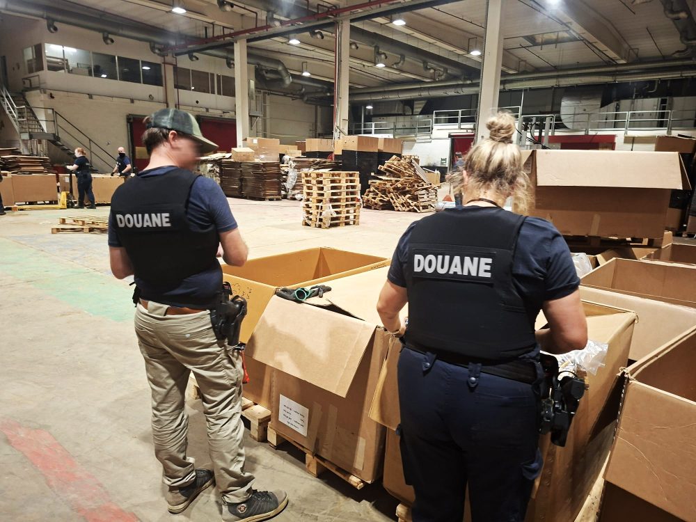 Zollmitarbeiter in der illegalen Zigarettenfabrik