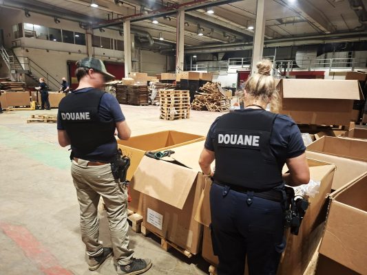 Zollmitarbeiter in der illegalen Zigarettenfabrik