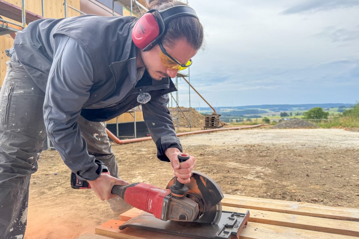 BRF-Reporter Dogan Malicki beim Jobcheck als Dachdecker