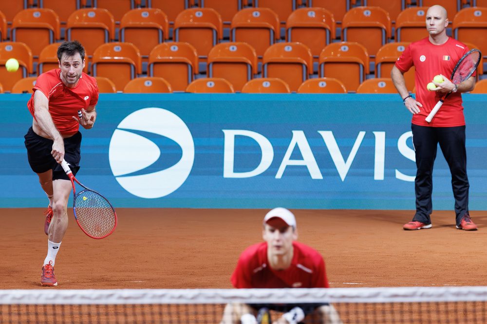 Steve Darcis beobachtet Sander Gillé und Joran Vliegen beim Training