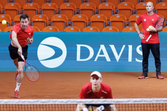 Steve Darcis beobachtet Sander Gillé und Joran Vliegen beim Training