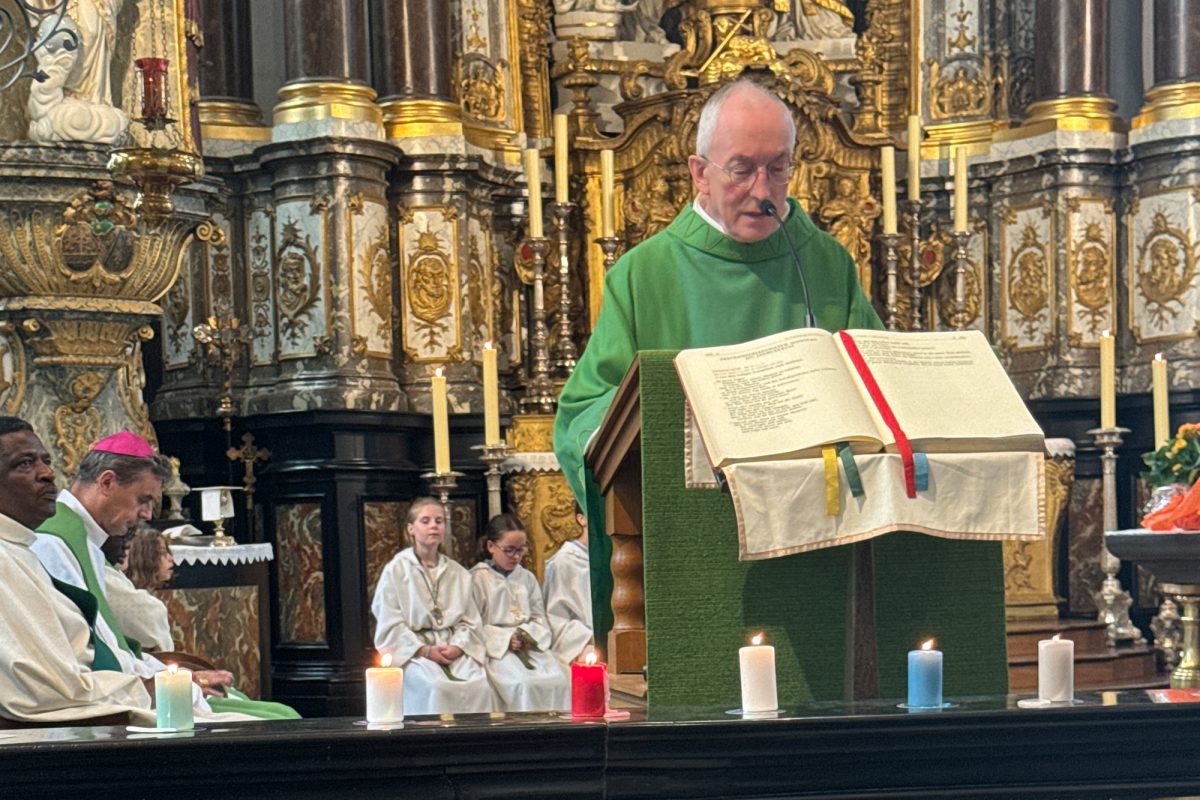 Dechant Schmitz bei der Predigt