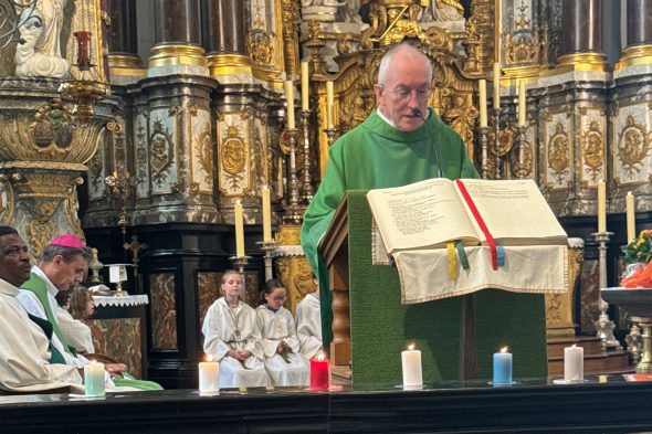 Dechant Schmitz bei der Predigt
