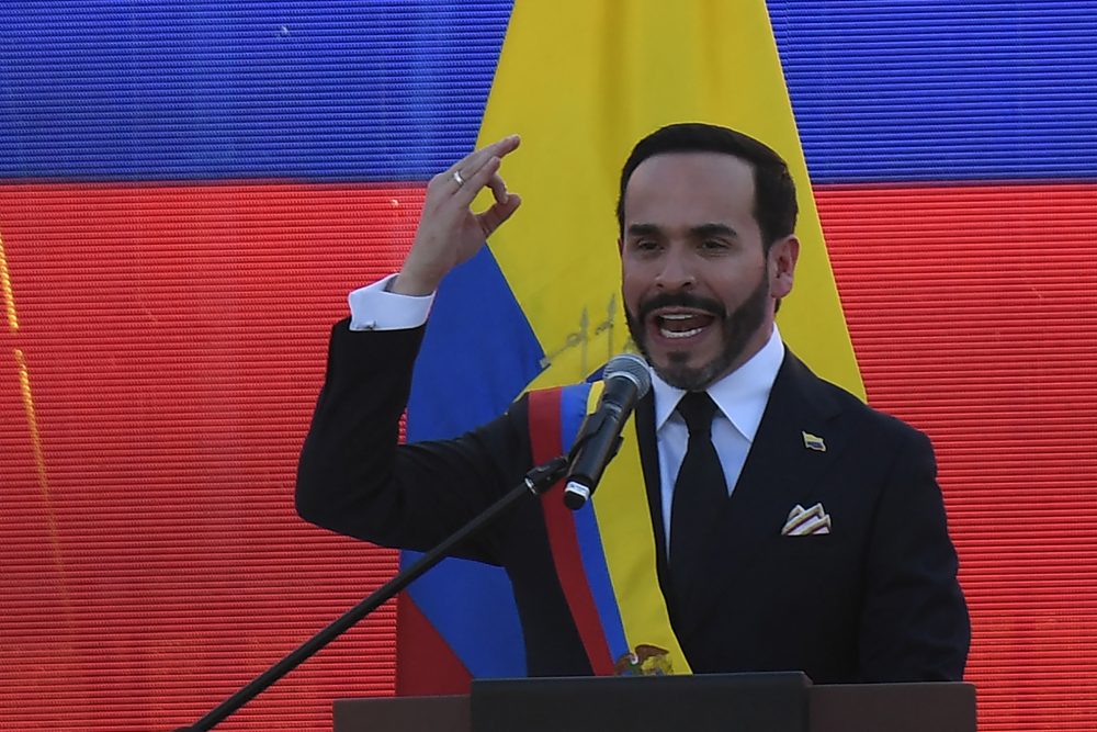 Abelardo de la Espriella an einem Rednerpult