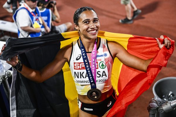 Delphine Nkansa mit Belgien-Flagge und Bronze-Medaille