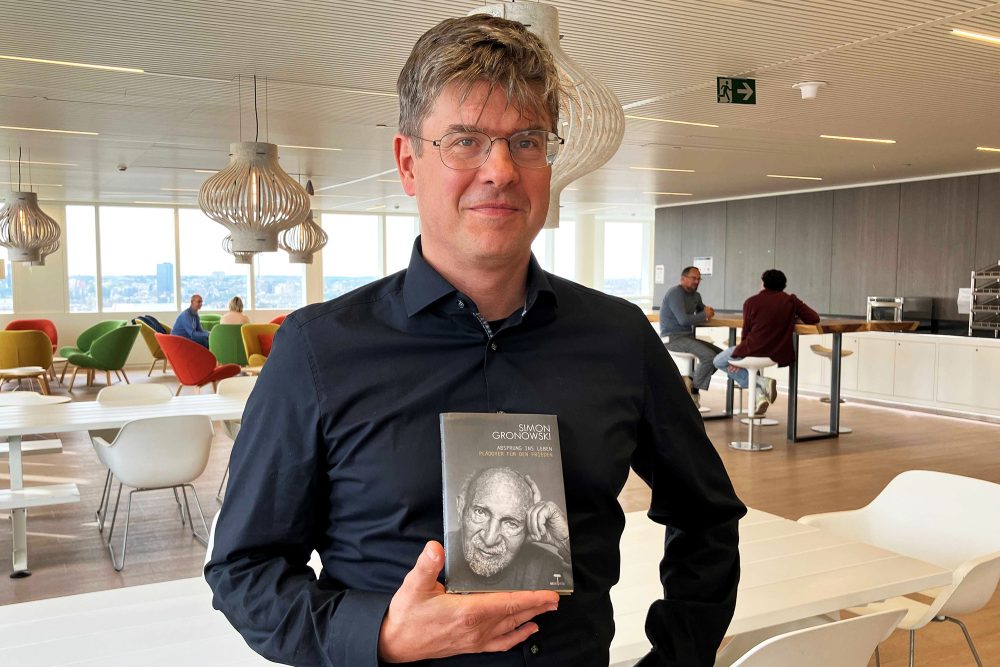 Dominique Elsässer hält ein Exemplar des Buches in seiner Hand