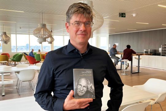 Dominique Elsässer hält ein Exemplar des Buches in seiner Hand