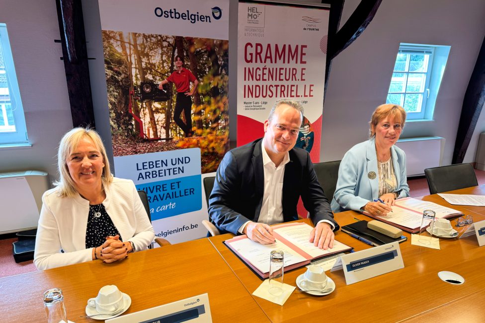 DG-Ministerpräsident Oliver Paasch bei der Unterzeichnung mit Vertreterinnen der Helmo-Hochschule: links Nathalie Vetcour, Directrice Master Ingénieur Industriel de Helmo-Gramme