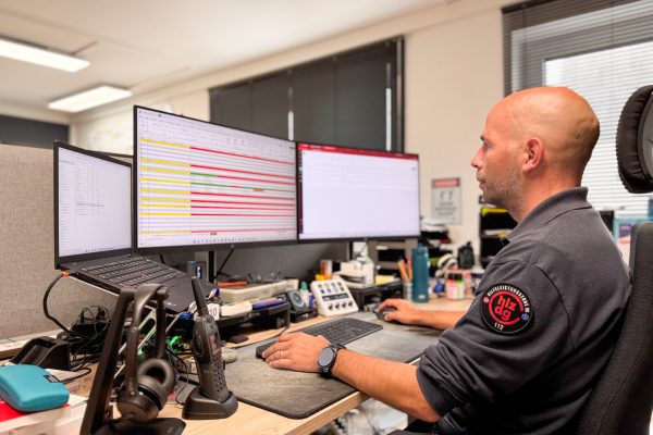 Luc Peters an seinem Schreibtisch mit Computer-Bildschirmen