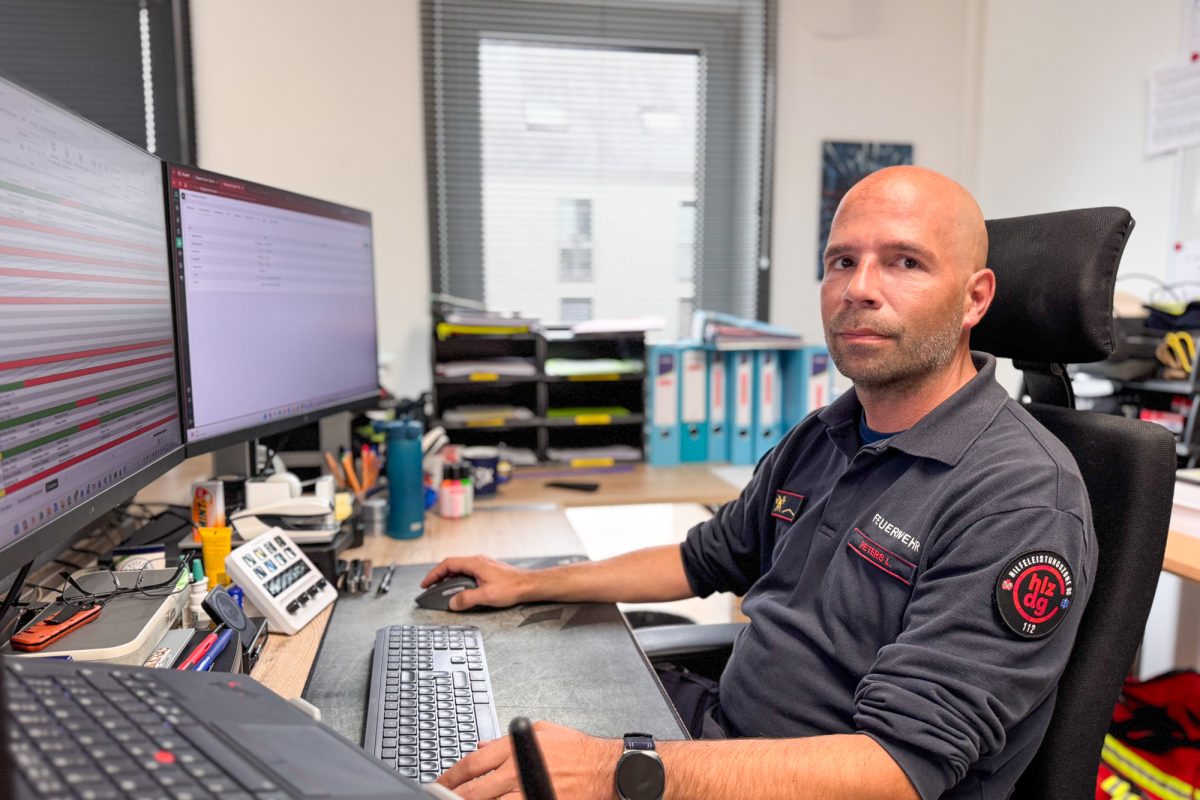 Luc Peters an seinem Schreibtisch mit Computer-Bildschirmen