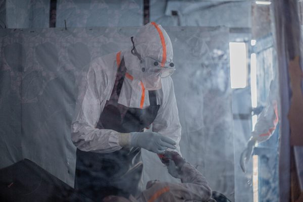 Ein Arzt versorgt einen Patienten im Ebola-Behandlungszentrum (ETC) Rwampara in Bunia