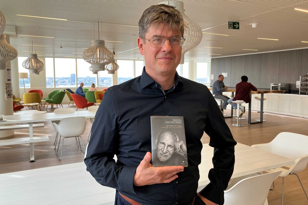 Dominique Elsässer hält ein Exemplar des Buches in seiner Hand