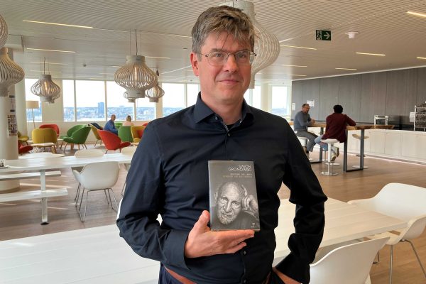 Dominique Elsässer hält ein Exemplar des Buches in seiner Hand