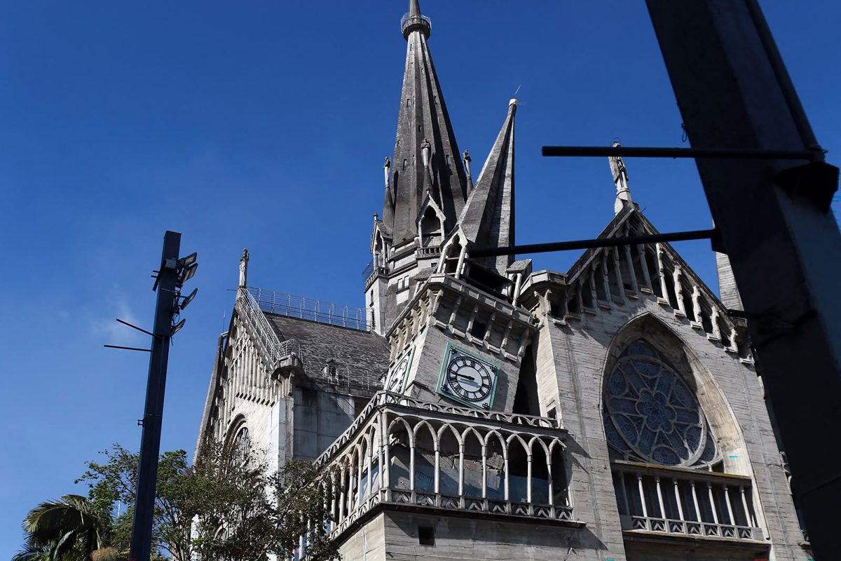 An der Kirche in Manizales brach ein Kirchturm ein