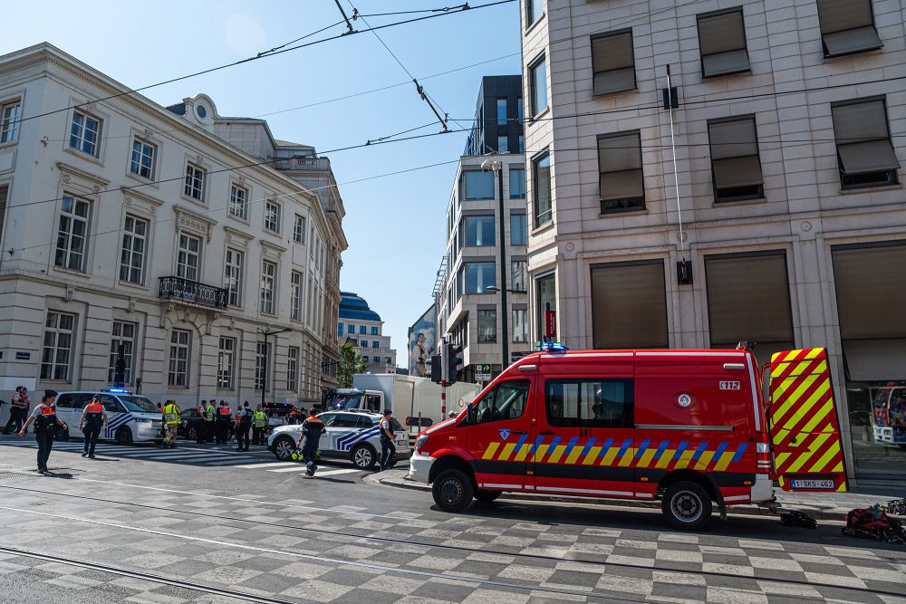 Rettungskräfte am Ort der Explosion in der Brüsseler Innenstadt