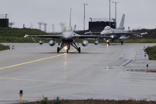 F-16-Kampfjet des belgischen Militärs auf dem Flughafen Keflavik in Island