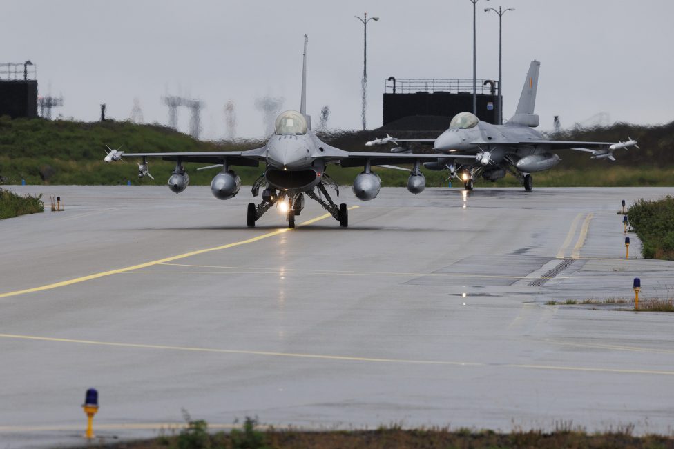 F-16-Kampfjet des belgischen Militärs auf dem Flughafen Keflavik in Island