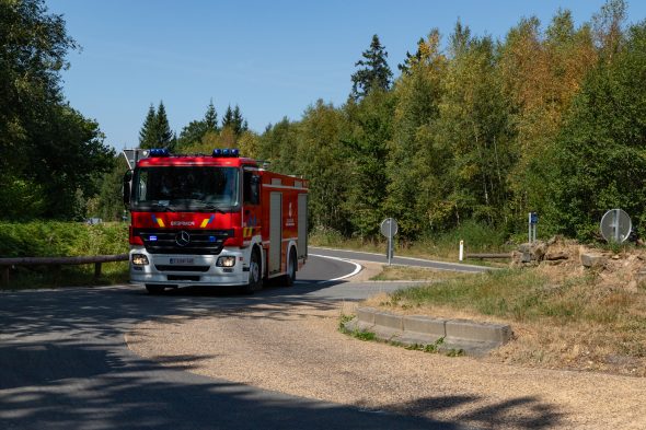 Feuerwehr auf dem Weg zum Brand